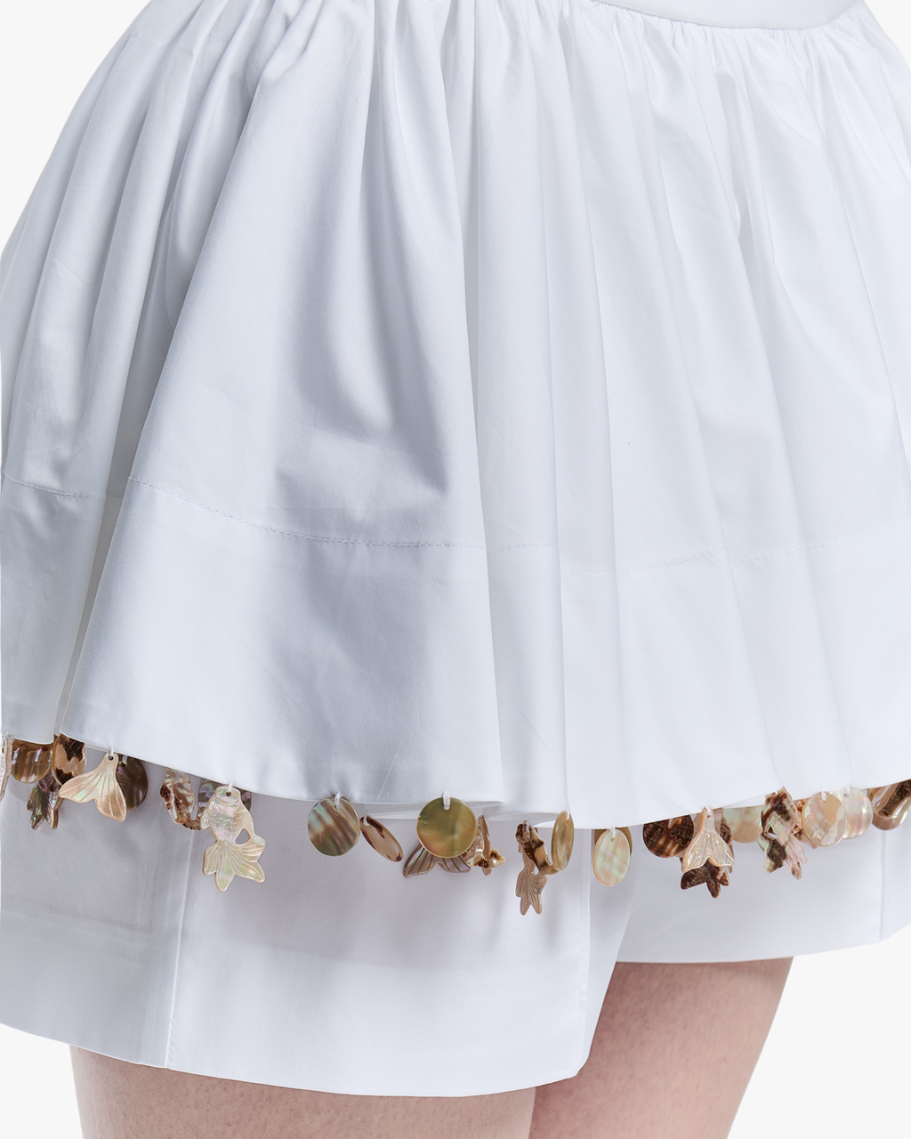 Pantaloncini con orlo ondulato e pesciolini
